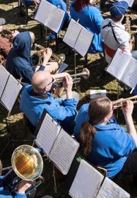 Pojo blåsorkester uppträder traditionsenligt på Stämbacken på första maj.