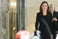 Sanna Marin på väg till den presskonferens där hon meddelade att hon inte fortsätter som SDP:s ordförande.