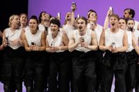 Kulturfondens scenkonstsatsning Världens lyckligaste land är en fullträff, som undviker stereotypier. Den fräscha scenografin och kostymerna går i svartvitt.