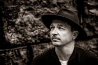Jakobstadsbördiga Fredrik Furu är aktuell med sitt nya studioalbum Ögonblick och har nyligen släppt en barnljudbok. I slutet av april släpper han en ep på finska.