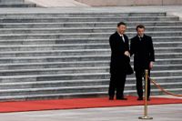 Xi Jinping och Emmanuel Macron utanför Folkets stora hall i Peking.
