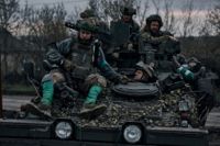 Ukrainska soldater vid fronten i Bachmut på påskaftonen.