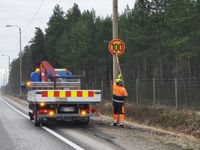 80-skyltarna längs många vägar byts till 100-skyltar under april.