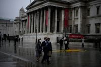 Turisterna har inte hittat tillbaka till London efter pandemin. Desstuom är ett av dragplåstren, The National Gallery på Trafalgar Square, nu gömt bakom stora täckande presenningar på grund av den pågående kostsamma renoveringen.