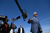 USA:s president Joe Biden talar till pressen innan han går ombord på Air Force One på väg till Nordirland den 11 april 2023.