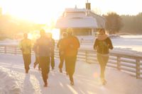 TROTSAR KYLAN. Det var tjugo grader kallt den här morgonen då en handfull elever som deltar i maratonkursen begav sig ut på ett löppass.