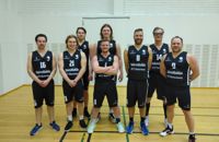 En match ännu väntar Sibbolaget Hukkabasket. På bilden från vänster Salo, Aki Ollila, Lindh, Klavins, Demenkov. Bakre raden från vänster Pirtonen, Lindholm och Andersson.