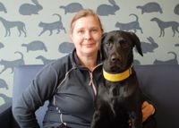 Matte Cilla Laitinen kom till Avec med sin halvt år gamla labrador Onni för att kolla öronen.