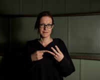 Satu Siltaloppi disputerar på en avhandling om listkonstruktioner i det finlandssvenska teckenspråket. Det är den första avhandlingen som gjorts i ämnet på elva år.
