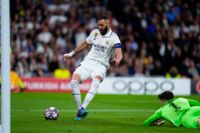 Karim Benzema gör 1–0 för Real Madrid.