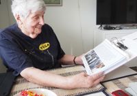 Lisbeth Grönholm berättar gärna om sitt liv och visar samtidigt fotografier på sina släktingar.