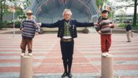 Dokumentärmakarna Artur och Emil Sallinen tillsammans med sin morfar dirigenten Ulf Söderblom i Mariehamn sommaren 1996.