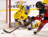 Sveriges målvakt Emma Söderberg och Kanadas Emily Clark under kvartsfinalen i ishockey-VM i Kanada natten mot fredagen. Sverige föll mot värdnationen efter förlängning.