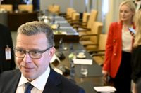 Sannfinländarnas ordförande Riikka Purra (t.h.) är rätt överens med Petteri Orpo om behovet att balansera upp ekonomin. Utsikterna för en högerregering hänger på om de två och SFP nå kompromisser om migration, Europapolitik och mänskliga rättigheter.