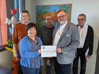 Lions president Petri Kuismanen, och Sven Meinander (t h), överräcker donationen till Kristina Huopalainen, som tillsammans med Eliisa Pennanen (t v) och Mika Himanka (mitten) säger att pengarna kommer många barnfamiljer till godo.