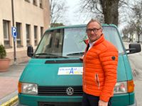 Med den här gröna paketbilden, som tidigare använts av idrotts- och ungdomssidan, ska Denis Strandell föra Hangöbornas donationer till Uman.