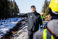 Kommendör Juha Rytkönen visar var gränsstängslet kommer att stå om bara en månad.