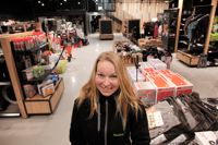 Daniela Fager, butikschef på Hankkija i Borgå, är glad över att butiken nu kan vända sig till en bredare kundkrets.