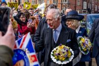 På lördag kröns Charles III till Storbritanniens kung. Traditioner från över tusen år tillbaka vaknar till liv.
