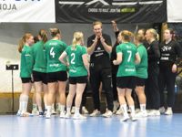 Grankullatränaren Patrik Johanson ger sina spelare instruktioner. Bilden är från ett tidigare möte lagen emellan.