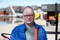 Staffan Pehrman, chefredaktör på intressebevakaren Landsbygdens Folk, förstår inte varför odlarna ska få mindre betalt om de vill leva efter den nya livsmedelmarknadslagen. Han är själv uppvuxen i Lovisa men bor numera i Helsingfors.