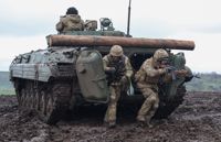 Ukrainska soldater övar att rycka fram med ett pansarfordon i Donetsk.