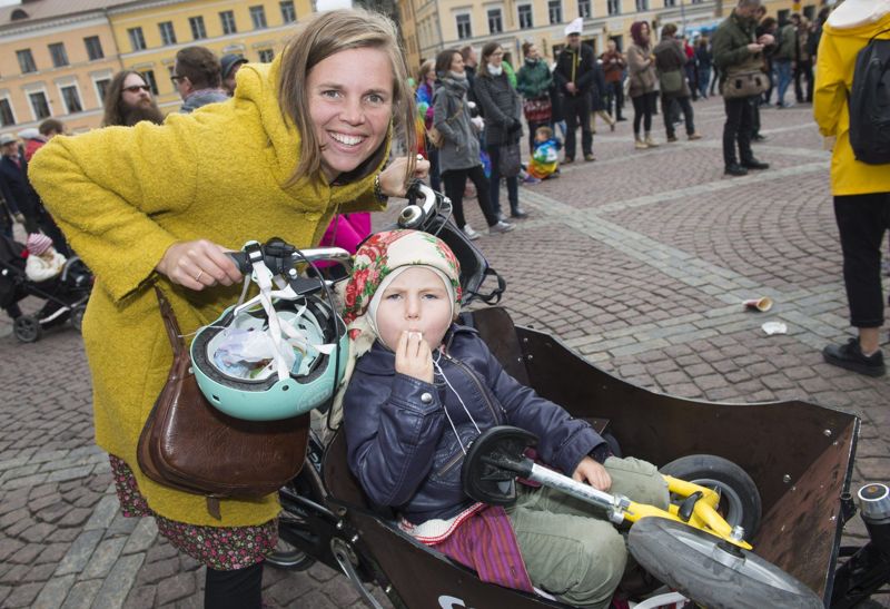 För Linda Sundberg är det en självklarhet att inkludera barnen i politiken och dottern Ronja har varit med på många demonstrationer.
