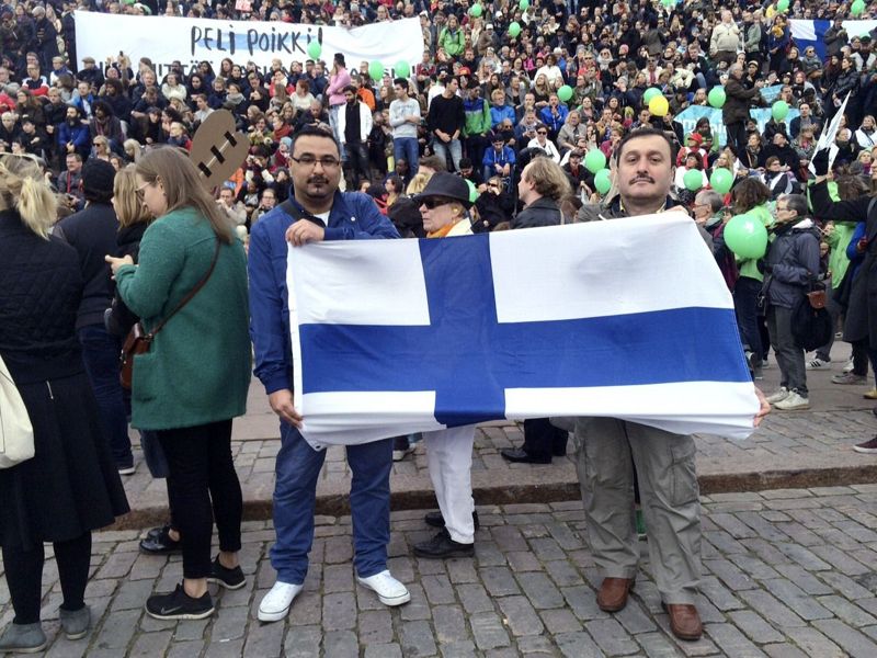 Yakup Yilmaz (t.h.) och Metin Tuncer från Turkiet vill att deras barn ska kunna känna sig trygga. – Det är för sent att göra något om tio år, säger de.