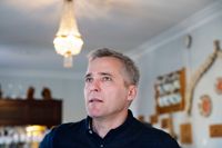 Anders Adlercreutz (SFP) leder Kyrkslätts kommunfullmäktige. Han berättar att partiet är missnöjt med kommunens rekrytering av ny utbildningsdirektör.