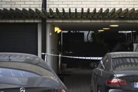 Polisens tejp på ingången till ett radhus på Lövö i Helsingfors den 18 april 2023. Polisen undersöker ett misstänkt mord på holmen. Polisen fick en anmälan om ett misstänkt mord på Lövö på söndagskvällen strax före klockan 21. Flera polispatruller åkte till platsen.