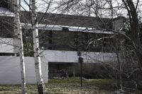 Den häktade kvinnan äger bostaden i Lövö där det misstänkta dråpet skedde.