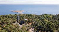 På den högsta punkten på Kytö finns ett eldgivningstorn och ett bostadshus som har varit i arméns användning fram till början av 2000-talet. Stora delar av den 20 hektar stora ön är i naturligt tillstånd.