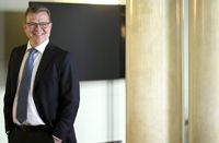 Samlingspartiets ordförande och regeringssonderaren Petteri Orpo log brett i riksdagen när partierna hade lämnat in sina svar på hans frågor inför regeringsförhandlingarna.