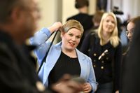 Tar väskan och går. Annika Saarikko väljer att svara Petteri Orpo med en sida, där partiet inte svarar på en enda av Orpos frågor.