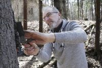 Konstnären Jarmo Vellonen jobbar på i sin hemliga skogsdunge i Finnby.