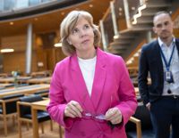 Anna-Maja Henriksson njuter inte av SFP:s vågmästarroll i regeringsbildningen. Hon utgår från att sonderaren Petteri Orpo vill ställa tilläggsfrågor under samtalen nästa vecka.