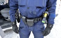 En polisman, som inte längre arbetar vid Helsingforspolisen, har dömts för misshandel av en 16-åring som skedde på nyårsaftonen 2021.