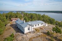 Den gamla lotsstationen på Boistö byggdes år 1892. Sedan dess har den byggts till och renoverats i flera repriser. Numera är den en högklassig maritim mötesplats med ett kök som nästan motsvarar restaurangstandard, flera matsalar och ett tiotal sovrum.