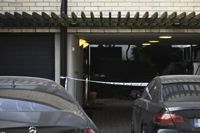 Polisen spärrade av radhuset på Lövö efter ett stort pådrag på söndagskvällen. Två personer i 30-årsåldern begärs nu häktade misstänkta för dråp.
