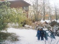 På hösten 2001 kom den första snön tidigt och föll på barnens tält i Villa Biaudets trädgård.