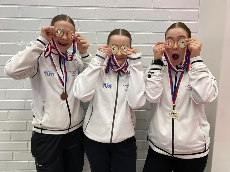Erica Starck, Helmi Levälampi och Susa Jussila är glada över fina medaljer.