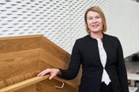 Sanna Svahn, direktör för Västra Nylands välfärdsområde, anser att personalen ska känna sig bekväm med att tala svenska trots att den är dålig.