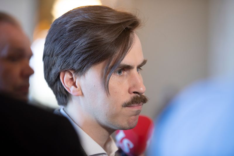 Än så länge har det inte skett något "desto vidare närmande", utan regeringsförhandlingar blir det om man får en inbjudan, säger Matias Mäkynen, SDP, i riksdagen.