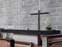 Kyrksalen i Hagalunds kyrka är ett av många utrymmen i Esbo församlingar som kan bokas för regnbågsvigsel.