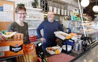 Företagarparet Kirsi Leino och Markku Henkola i Forsby café i Lovisa.
