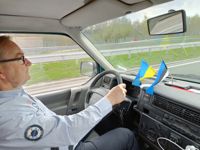 Hangö stadsdirektör Denis Strandell bakom ratten och på väg med en hjälpsändning till Uman i Ukraina.