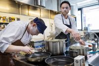 Lukas Utter och Robert Ridberg arbetade som ett team då middagen tillreddes.