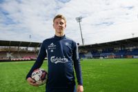 19-åriga Oliver Pettersson från Esbo tampas med spelare som Joona Toivio och Jukka Raitala om en plats i HJK:s startelva.