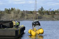 Gränsbevakningsväsendet, polisen och räddningstjänsten lyfte med gemensamma krafter upp bilen ur vattnet i Fiskehamnen.