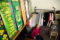 Estetiken är viktig inom sporten. Brädornas undersidor har i regel konstverk. Arno Pakarinen öppnade nyligen en skejtbutik i Gamla stan.